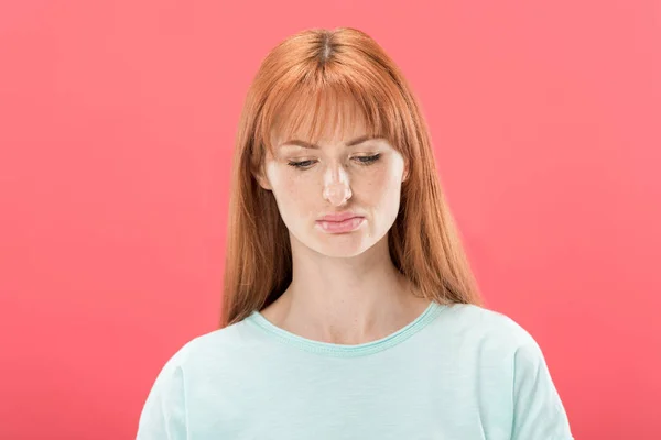 Vue de face de coûteuse rousse jeune femme regardant vers le bas isolé sur rose — Photo de stock