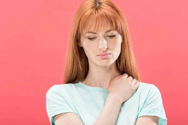 Vue de face de coûteuse rousse jeune femme regardant vers le bas isolé sur rose — Photo de stock