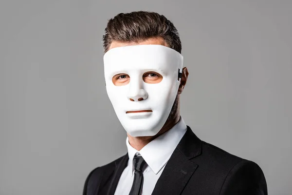 Mysteriöser Geschäftsmann in schwarzem Anzug und Maske isoliert auf grau — Stockfoto