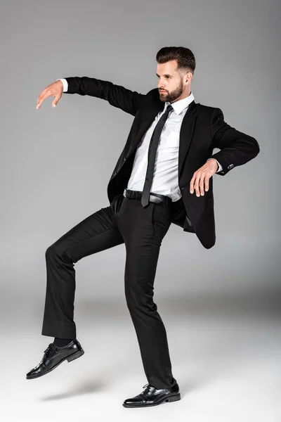 Visão de comprimento total do homem de negócios zumbi andando em terno preto — Fotografia de Stock