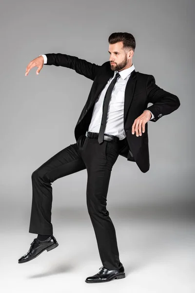 Vista completa del hombre de negocios zombi caminante en traje negro - foto de stock