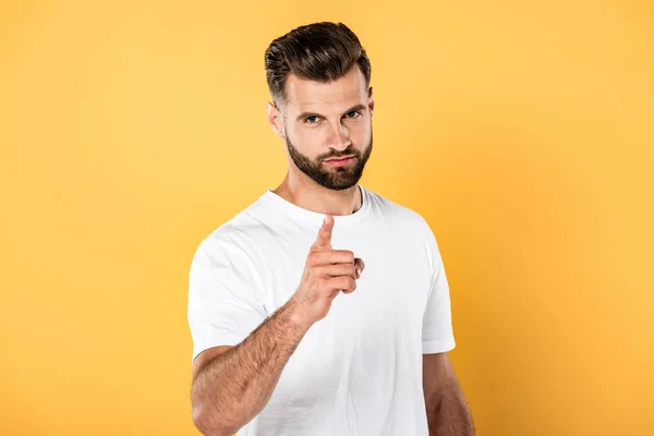 Ernster gutaussehender Mann im weißen T-Shirt, der mit dem Finger auf die Kamera zeigt — Stockfoto