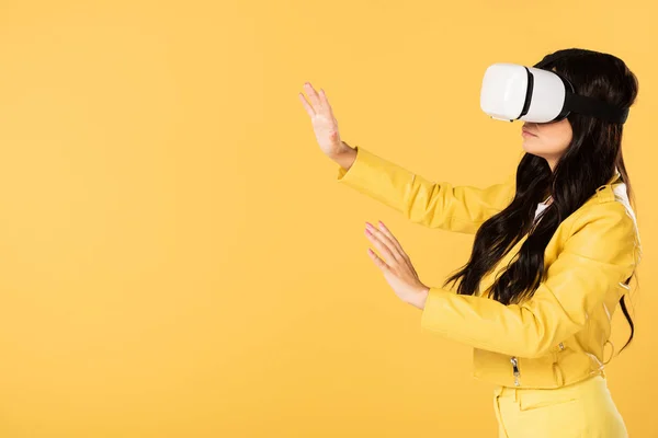 Fille émotionnelle en utilisant casque de réalité virtuelle, isolé sur jaune — Photo de stock