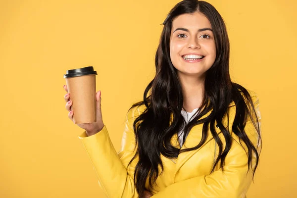 Jovem feliz com café para ir isolado no amarelo — Fotografia de Stock