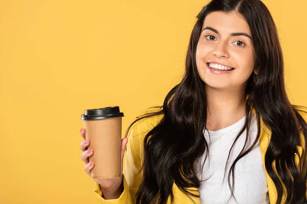 Attrayant gai fille tenant tasse jetable de café isolé sur jaune — Photo de stock