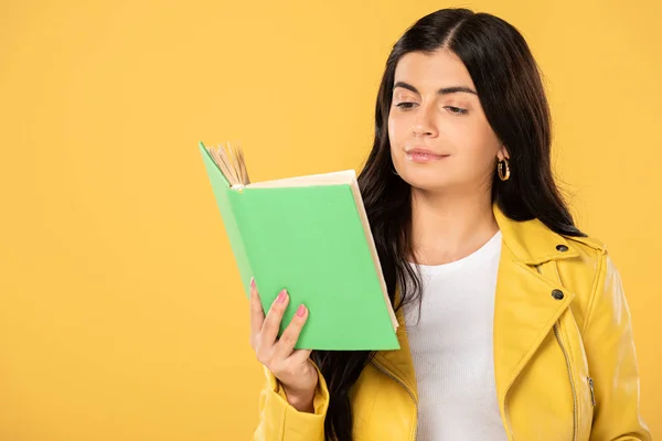 Bellissimo libro di lettura studente sorridente, isolato su giallo — Foto stock