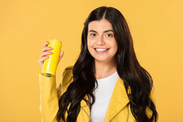 Menina alegre segurando lata de refrigerante, isolado no amarelo — Fotografia de Stock