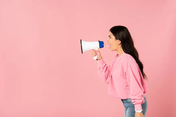 Menina bonita gritando em megafone, isolado em rosa — Fotografia de Stock