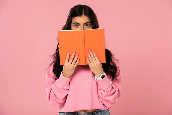 Bella ragazza in possesso di libro, isolato su rosa — Foto stock