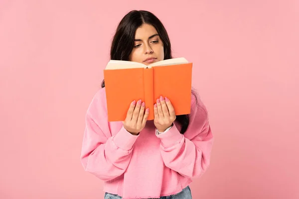 Beau livre de lecture étudiant féminin, isolé sur rose — Photo de stock