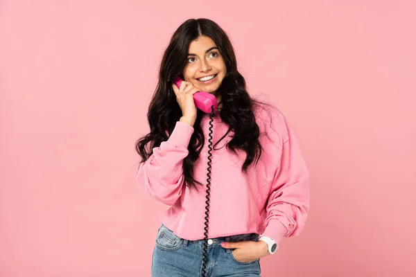 Alegre hermosa mujer hablando en retro teléfono aislado en rosa - foto de stock