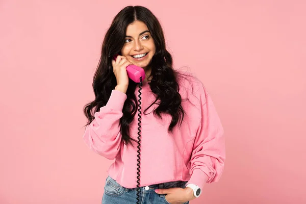 Glückliche Frau spricht am Retro-Telefon isoliert auf rosa — Stockfoto