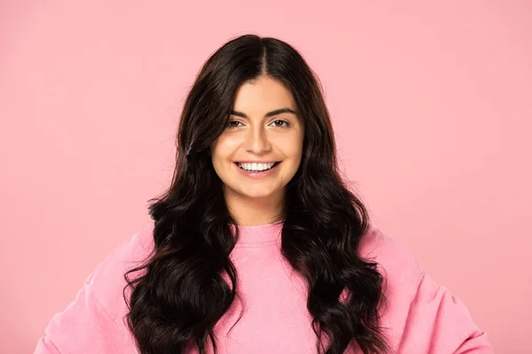 Hermosa chica feliz en ropa casual posando aislado en rosa - foto de stock