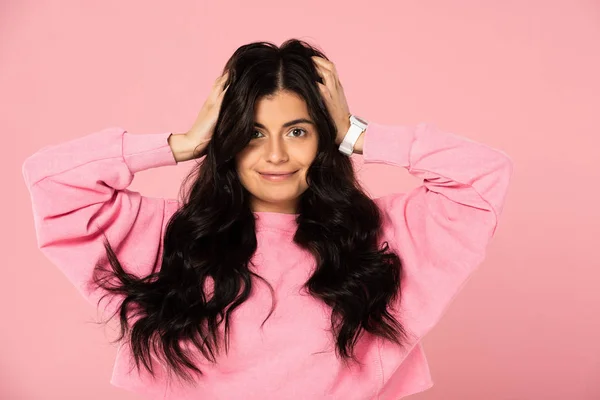 Attraktives Mädchen mit brünetten Haaren posiert isoliert auf rosa — Stockfoto