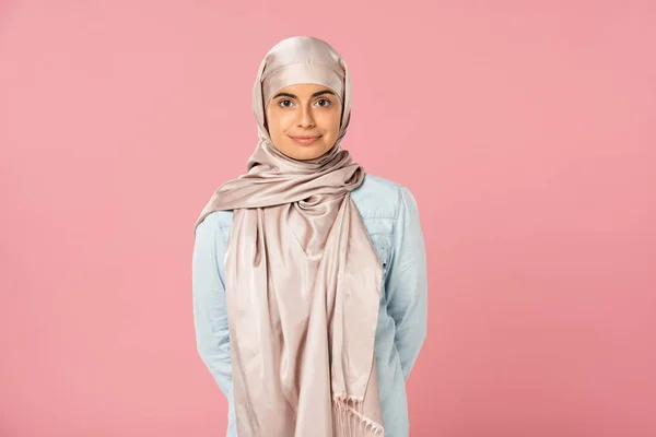Portrait de belle fille arabe en hijab, isolée sur rose — Photo de stock
