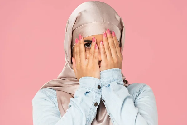 Bela menina muçulmana assustada no rosto de fechamento hijab, isolado em rosa — Fotografia de Stock