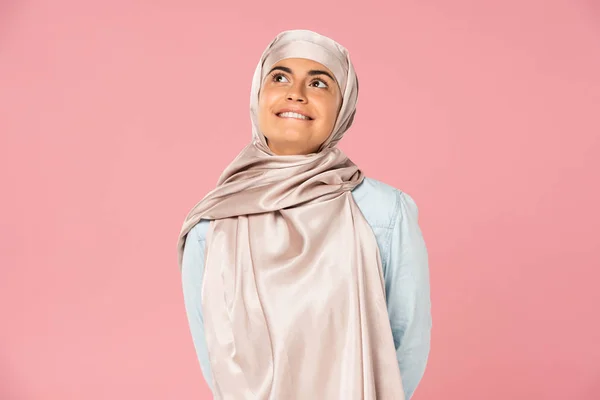 Belle fille musulmane rêveuse en hijab, isolée sur rose — Photo de stock