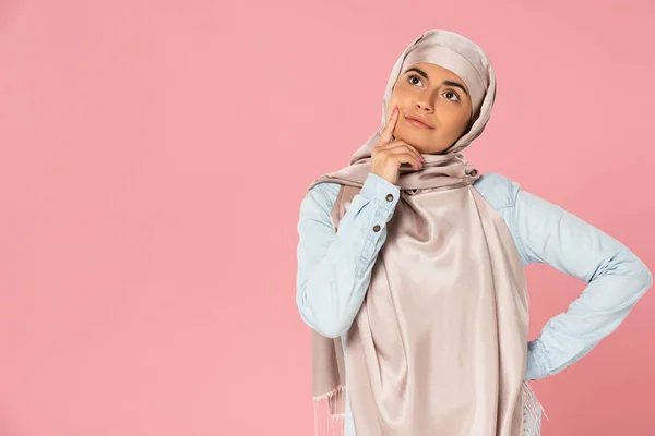 Belle femme musulmane réfléchie en hijab, isolée sur rose — Photo de stock