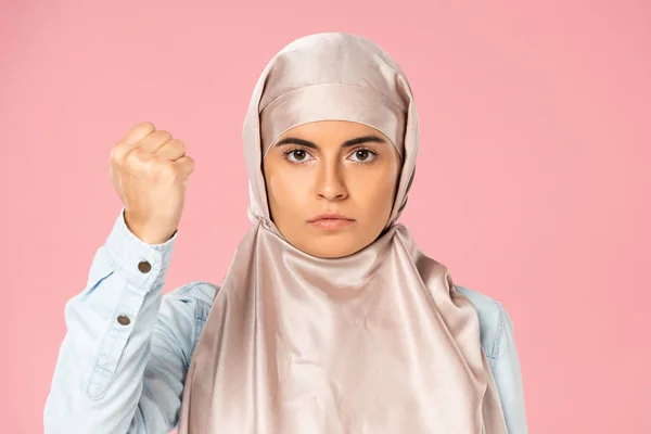 Femme musulmane grave dans le hijab montrant poing, isolé sur rose — Photo de stock