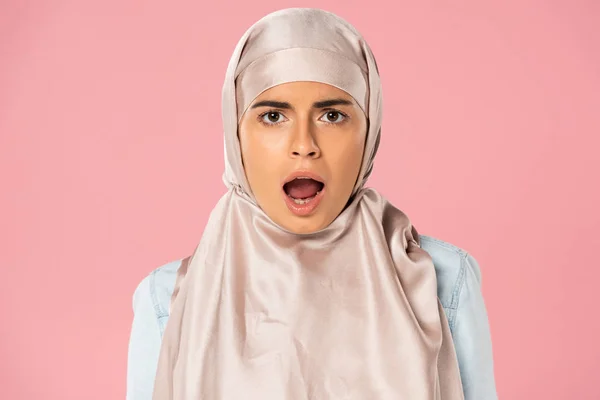 Choqué fille musulmane en hijab avec bouche ouverte, isolé sur rose — Photo de stock