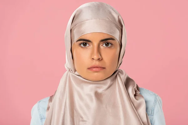 Belle fille musulmane sérieuse en hijab, isolée sur rose — Photo de stock