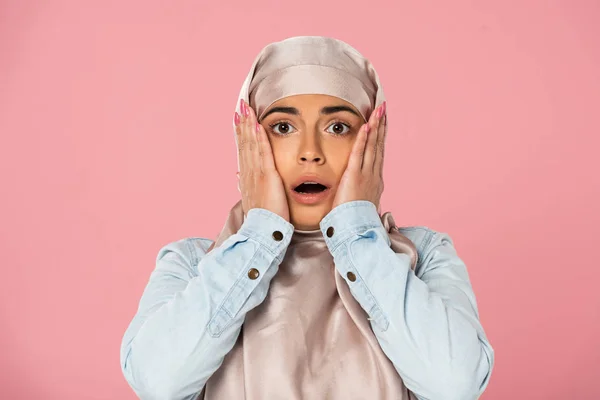 Mulher muçulmana assustada em hijab, isolado em rosa — Fotografia de Stock