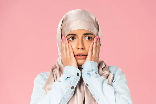 Scared muslim girl in hijab, isolated on pink — Stock Photo