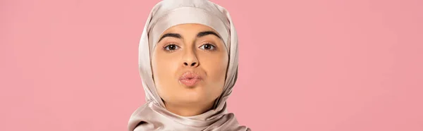 Красива мусульманська дівчина в хіджабі цілується ізольовано на рожевому — стокове фото