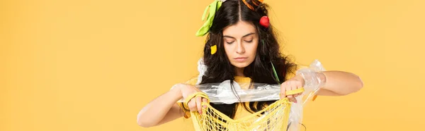 Chica preocupada con basura en el pelo aislado en amarillo - foto de stock