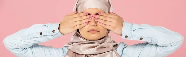 Serious muslim girl in hijab closing eyes, isolated on pink — Stock Photo