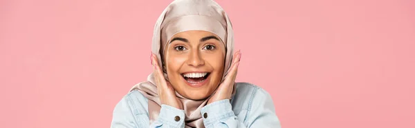 Hermosa chica musulmana excitada en hijab, aislado en rosa - foto de stock