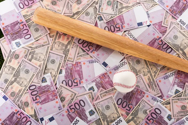 Вид сверху бейсбольной битой и мячом на банкноты евро и доллара, концепция ставок на спорт — стоковое фото
