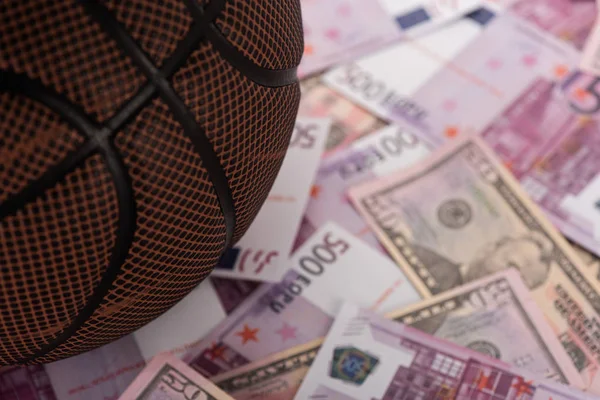 Vue rapprochée du ballon de basket sur les billets en euros et en dollars, concept de paris sportifs — Photo de stock