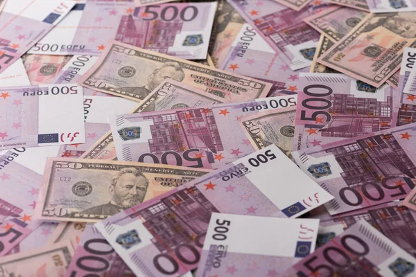 Hintergrund der verbreiteten Euro- und Dollar-Banknoten, Konzept Sportwetten — Stockfoto