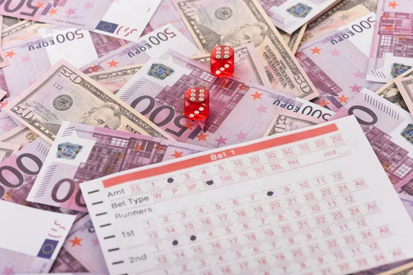 Dados e lista de apostas sobre notas de euro e dólar, conceito de apostas desportivas — Fotografia de Stock