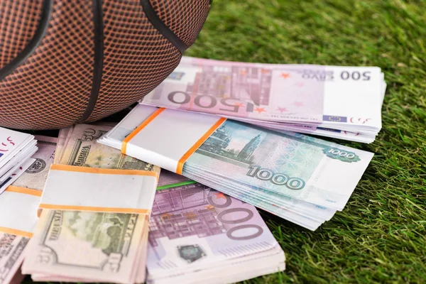 Nahaufnahme des Baseballballs in der Nähe von Dollar- und Euro-Banknoten auf grünem Gras, Konzept für Sportwetten — Stockfoto