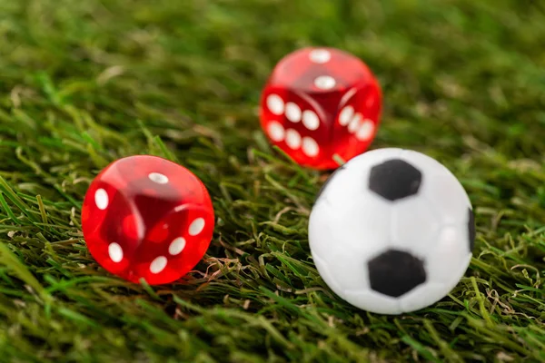 Selektiver Fokus von Würfeln und Spielzeug-Fußball auf grünem Rasen, Sportwetten-Konzept — Stockfoto