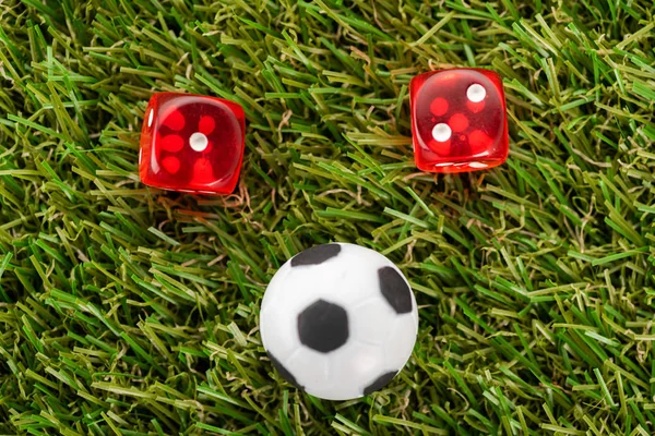 Dadi e pallone da calcio giocattolo su erba verde, concetto di scommesse sportive — Foto stock