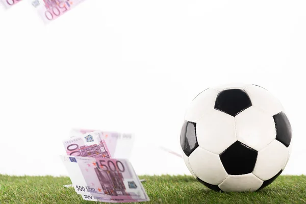 Fußball in der Nähe fliegender Euro-Banknoten isoliert auf weißem, Sportwetten-Konzept — Stockfoto