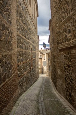 Toledo şehir merkezi İspanya dar sokakları.