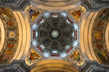 İç kilise kubbe Viyana, Avusturya. Güzel renklerle dekore edilmiş.