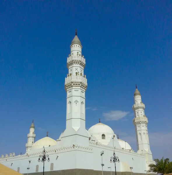 Qiblatain meczetu, jednym z najbardziej popularnych Meczet w Medina, Saudi Arabia. Pielgrzym najczęściej zwracają się do meczetu, podczas pielgrzymki lub umra — Zdjęcie stockowe