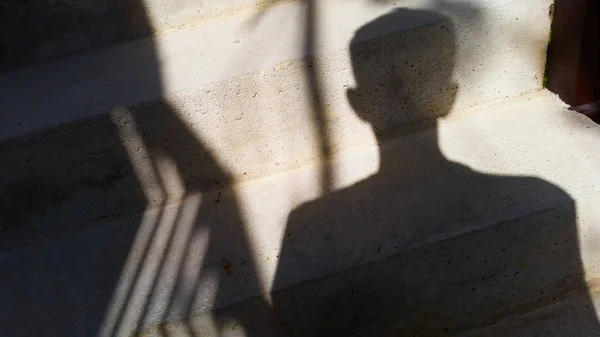 Um homem com uma sombra — Fotografia de Stock