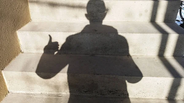 Un hombre con sombra —  Fotos de Stock