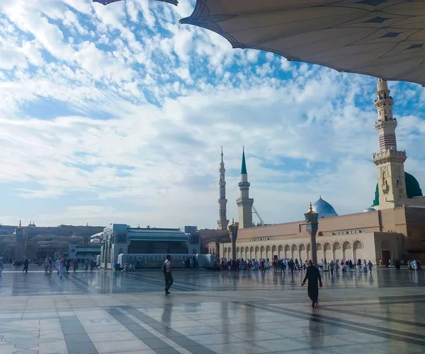 マディーナ, サウジアラビア3月 2019, メディナ・アル・ Munawarrah の預言者ムハンマドのモスク広場でのイスラム教徒.モスクはイスラム教徒のための最も神聖な場所の一つであります. — ストック写真