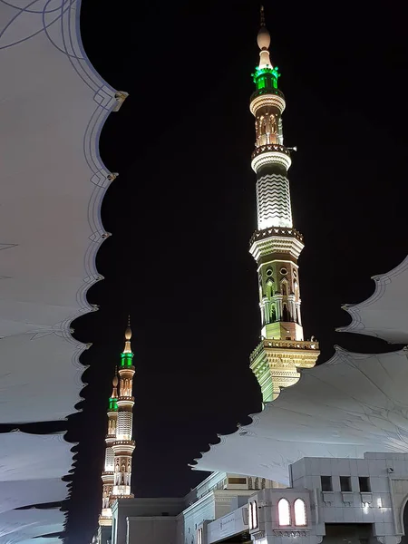 Madinah, Arabia Saudita marzo 2019, musulmanes en la plaza de la mezquita del Profeta Muhammad en Madinah Al-Munawarrah. La mezquita es uno de los lugares más sagrados para los musulmanes . —  Fotos de Stock