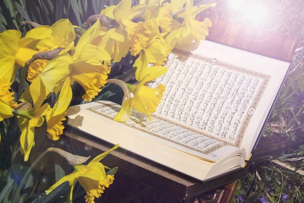 O Alcorão Sagrado - Livro sagrado islâmico — Fotografia de Stock