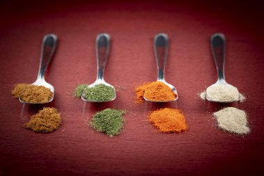 Kaşık içinde renkli baharatlar