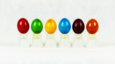 Beyaz ya da siyah arka plan üzerinde renkli Paskalya yumurtaları