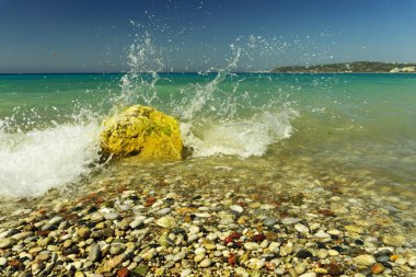 Rhodos plaj renkli çakıl taşları ile